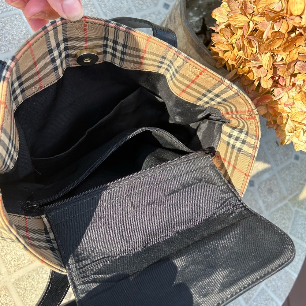 Burberry tote in Haymarket check and saffiano leather trim. - Picture 4 of 5